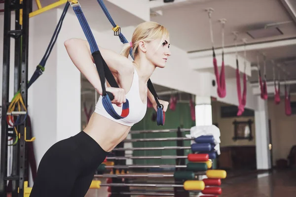 Mujeres Haciendo Flexiones Brazos Entrenamiento Con Correas Fitness Trx Gimnasio — Foto de Stock