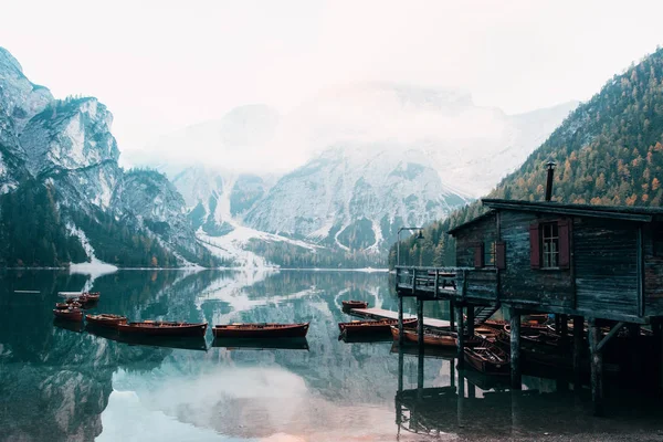 Interconnected Boats Connected Good Landscape Mountains Touristic Place Wooden Building — Stock Photo, Image