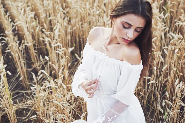 Beyaz Elbiseli Genç Duyarlı Kız Altın Buğday Tarlasında Poz Veriyor — Stok fotoğraf