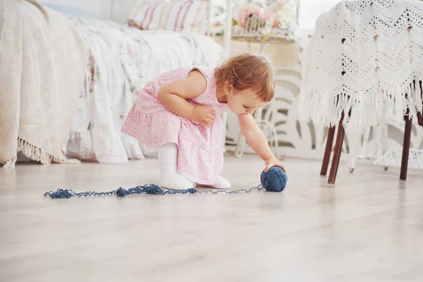 Kindheitskonzept Mädchen Niedlichen Kleid Spielen Mit Farbigem Faden Weißer Kinderzimmer — Stockfoto