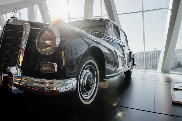 Stuttgart Tyskland Oktober 2018 Mercedes Museum Dagsljus Genom Fönstren Svart — Stockfoto