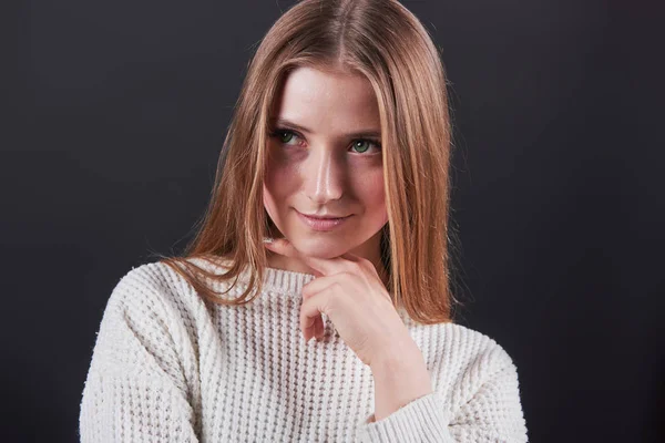 스웨터와 청바지를 배경에 고립된 아름다운 여성의 사진을 클로즈업 — 스톡 사진
