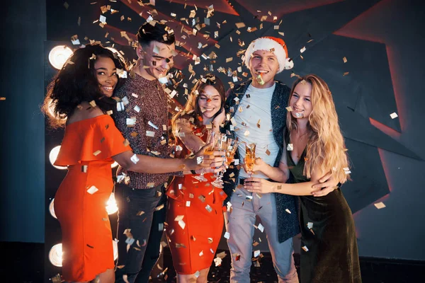 Grupo Amigos Posando Divertindo Com Bonecos Neve Champanhe Celebração Ano — Fotografia de Stock