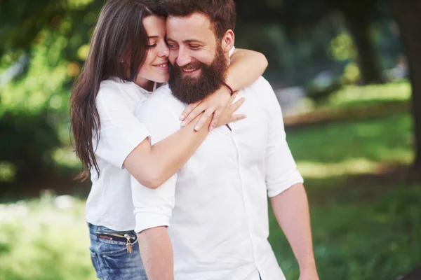 Pareja Romántica Enyojing Momentos Felicidad Parque Concepto Vida Amor Ternura —  Fotos de Stock