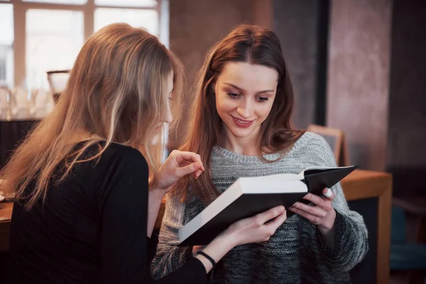 Two Girl Absorbed Reading Book Break Cafe Cute Lovely Young — 스톡 사진