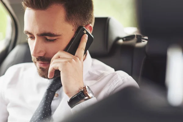 Hombre Negocios Que Envía Mensaje Teléfono Inteligente Asiento Trasero Del —  Fotos de Stock