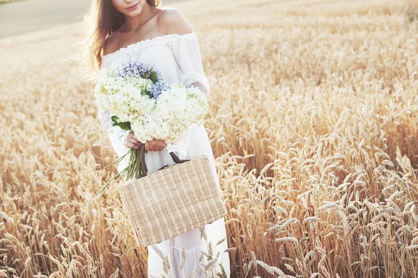 Giovane Ragazza Sensibile Abito Bianco Posa Campo Grano Dorato — Foto Stock