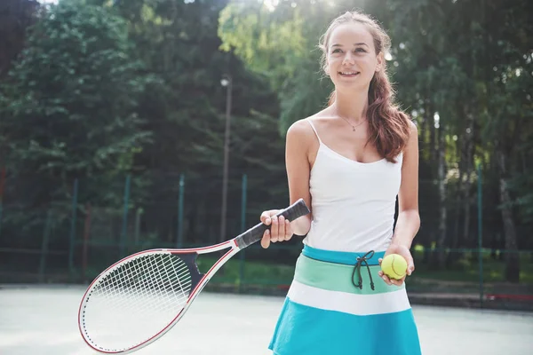 Una Bella Donna Che Indossa Una Palla Tennis Sportiva — Foto Stock