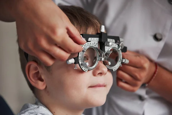 眼科学キャビネットの特別なメガネの子供の肖像画を閉じます — ストック写真