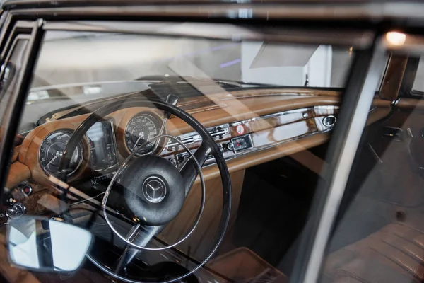 德国斯图加特 2018年10月16日 梅赛德斯博物馆 复古棕色轿车的内部 — 图库照片