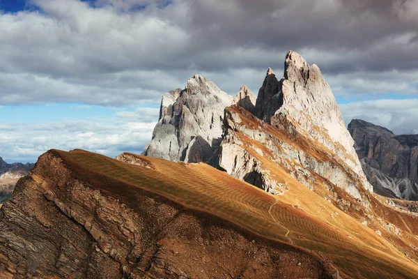 Quase Céu Colinas Pendentes Das Montanhas Dolomite Seceda Durante Dia — Fotografia de Stock
