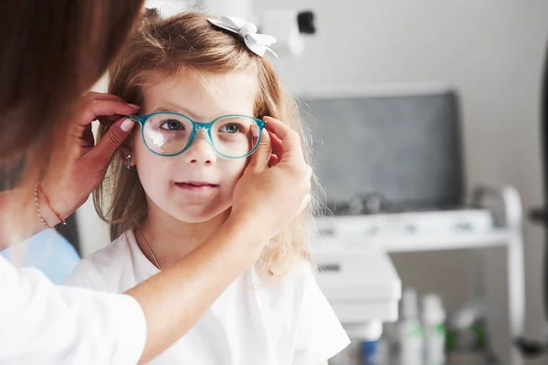 New Look Doctor Giving Child New Glasses Her Vision — 스톡 사진