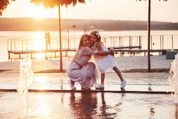 Una Mujer Jugando Con Niño Cerca Del Océano Parque Atardecer — Foto de Stock