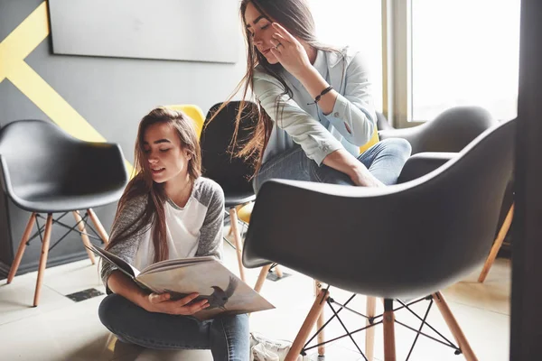 Deux Belles Jumelles Passent Temps Lire Livre Bibliothèque Matin Soeurs — Photo