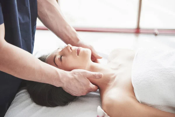 Masseur Gör Avslappning Massage För Hals För Kvinna — Stockfoto