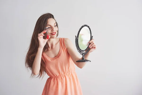 Giovane Bella Donna Possesso Uno Specchio Guardando Strumento Sopracciglia — Foto Stock