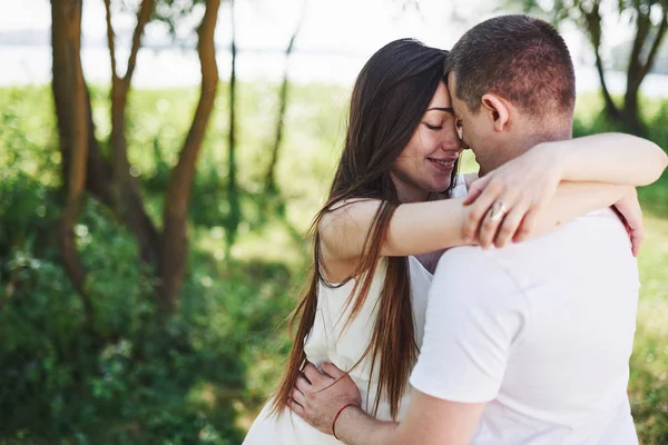 Joyeux Jeune Couple Enceinte Câlins Dans Nature — Photo