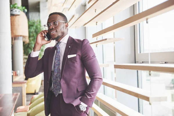 Retrato Jovem Bonito Empresário Afro Americano Falando Terno Pelo Telefone — Fotografia de Stock