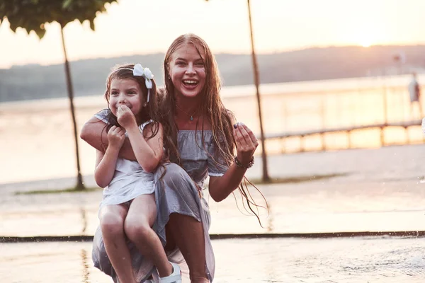 Sonriendo Para Foto Día Soleado Caliente Madre Hija Deciden Usar — Foto de Stock