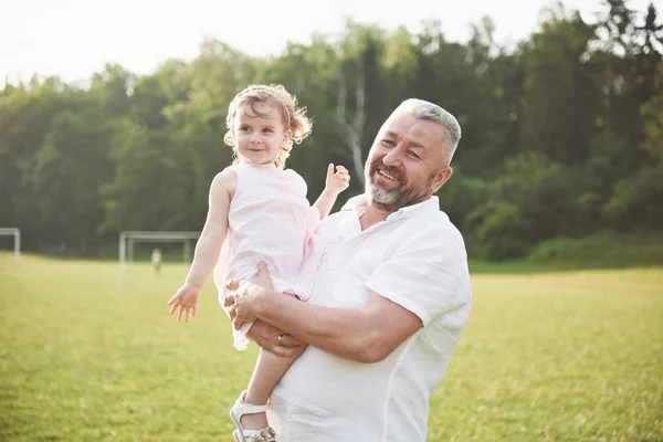 Retrato Del Abuelo Con Nieta Relajándose Juntos Parque — Foto de Stock