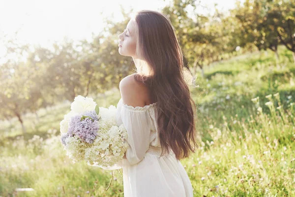 Piękna Młoda Dziewczyna Białym Świetle Sukienka Bukiet Letnich Kwiatów Kładzie — Zdjęcie stockowe