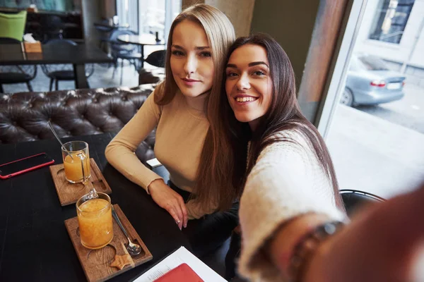 Foto Del Teléfono Chica Jóvenes Amigas Toman Selfie Restaurante Con —  Fotos de Stock