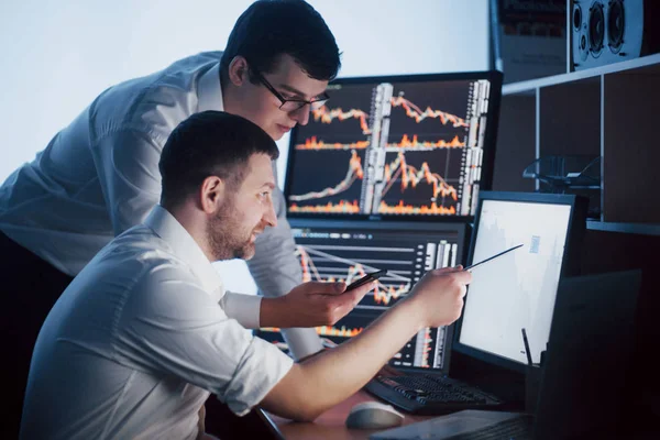 Team Von Börsenmaklern Unterhalten Sich Einem Dunklen Büro Mit Bildschirmen — Stockfoto