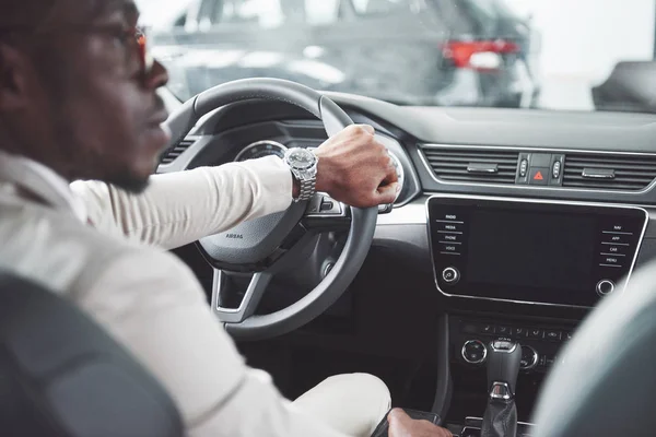 Giovane Uomo Affari Nero Test Drive Auto Nuova Ricco Uomo — Foto Stock