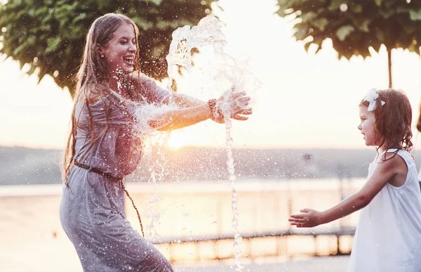 Catch Water Hot Sunny Day Mother Her Daughter Decide Use — Stock Photo, Image