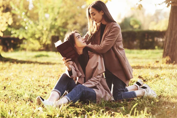 Brunette Twin Girls Sitting Grass Looking Each Other One Them — Stock Photo, Image