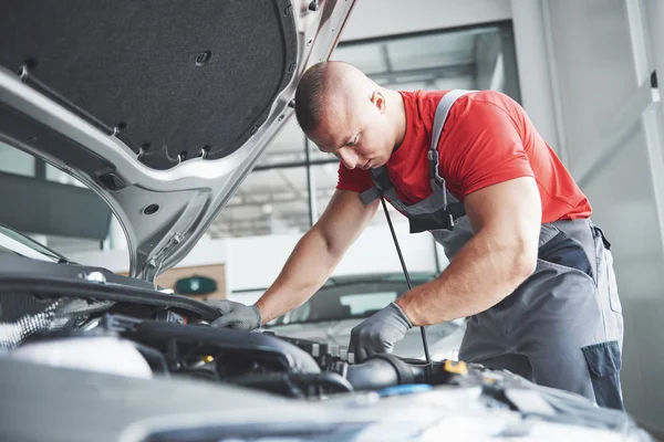 Photo Montrant Travailleur Service Voiture Musculaire Réparant Véhicule — Photo