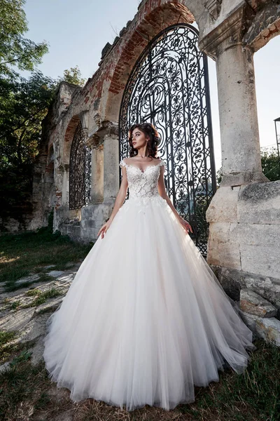 Eine Frau Brautkleid Die Glückliche Momente Des Glücklichsten Hochzeitstages Genießt — Stockfoto