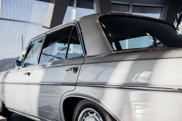 Egy Öreg Fehér Autó Felvesz Hátulról Egy Leparkolt Beltéri Ablakot — Stock Fotó