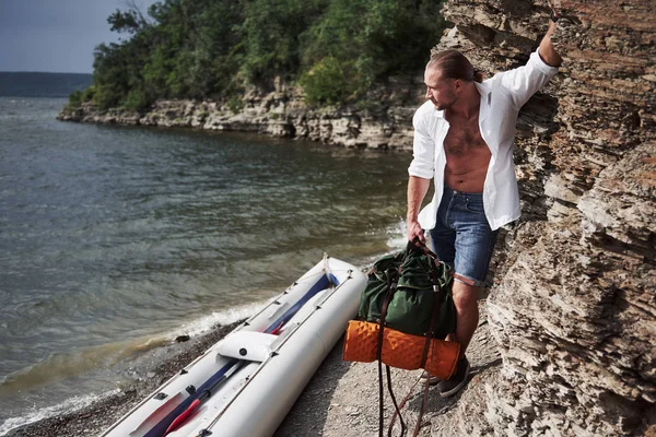 Молодий Чоловік Подорожує Рюкзаком Використовуючи Човен Спосіб Життя Подорожей Природи — стокове фото