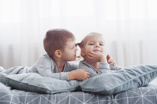 Barn Leker Föräldrarnas Säng Barn Vaknar Soligt Vitt Sovrum Pojke — Stockfoto