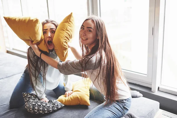 Deux Belles Jeunes Sœurs Jumelles Passent Temps Ensemble Battent Avec — Photo