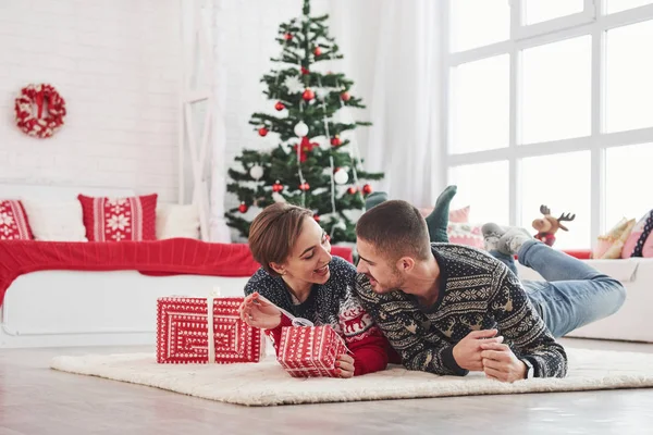 Beau Jeune Couple Couché Sur Salon Avec Arbre Vacances Vert — Photo