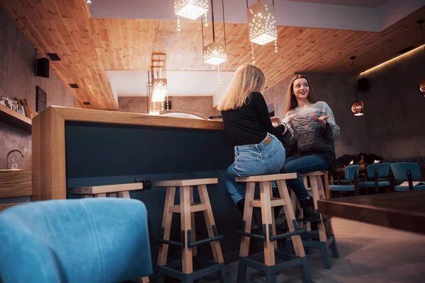 Imagem Tonificada Melhores Amigos Tendo Encontro Café Restaurante Meninas Bonitas — Fotografia de Stock