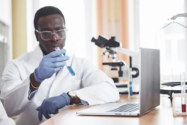 Afroamerykanin Pracuje Laboratorium Przeprowadzającym Eksperymenty — Zdjęcie stockowe