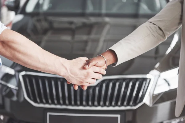 Vista Cerca Del Distribuidor Nuevo Propietario Estrechando Mano Salón Automóviles — Foto de Stock