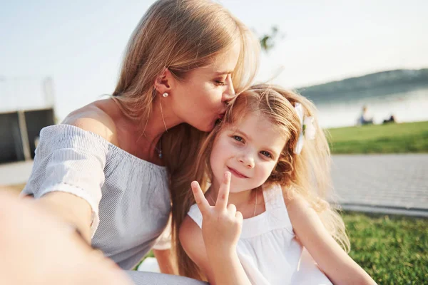 Feliz Joven Madre Con Una Hija Juguetona Parque Cerca Del — Foto de Stock