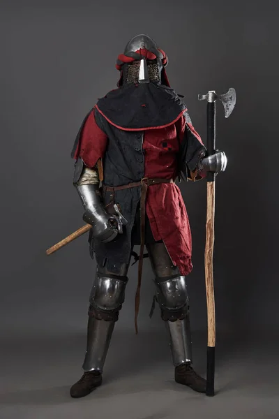Mittelalterlicher Ritter Auf Grauem Hintergrund Porträt Eines Brutalen Schmutzigen Kriegers — Stockfoto