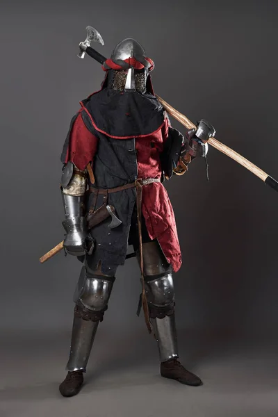 Średniowieczny Rycerz Szarym Tle Portret Brutalnego Brudnego Wojownika Pancerzem Pocztowym — Zdjęcie stockowe