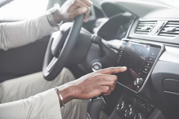 Elegante Hombre Negocios Negro Sentado Volante Nuevo Coche Lujo Rico —  Fotos de Stock