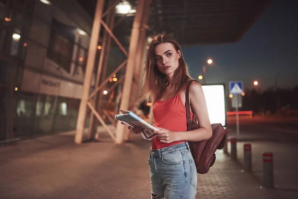 Jeune Fille Coûte Nuit Près Terminal Aéroport Gare Lecture Carte — Photo