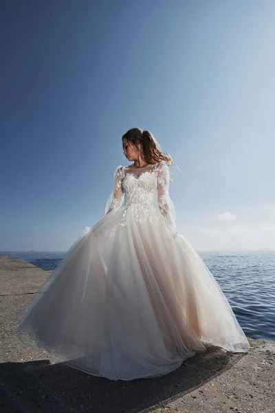 Brud Bröllopsklänning Stranden Nära Havet — Stockfoto