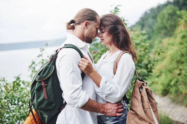 Pareja Joven Han Decidido Pasar Sus Vacaciones Manera Activa Cerca — Foto de Stock