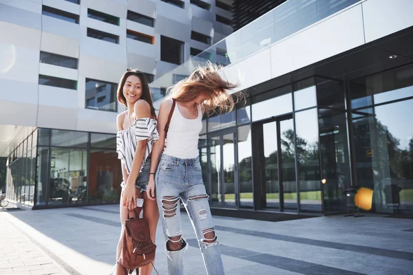 Две Красивые Счастливые Студентки Рюкзаком Возле Университетского Городка Образование Досуг — стоковое фото