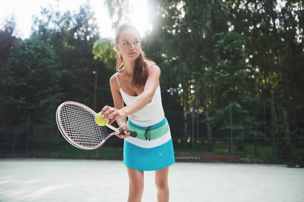 Retrato Una Hermosa Mujer Practicando Tenis — Foto de Stock
