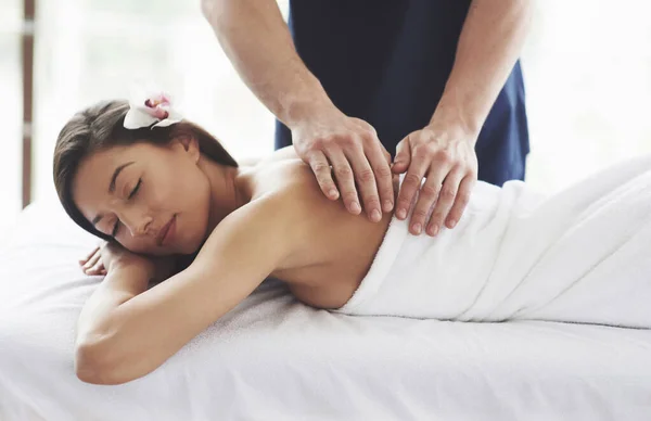 Mulher Bonita Relaxante Com Massagem Mãos Spa Beleza — Fotografia de Stock